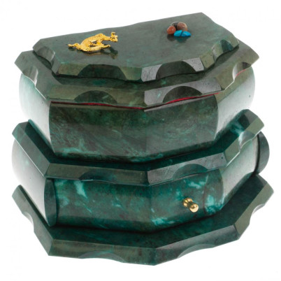 Ларец для украшений их змеевика с ящерицей