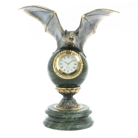 Часы "Летучая мышь" на подставке из камня змеевик