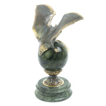 Часы "Летучая мышь" на подставке из камня змеевик