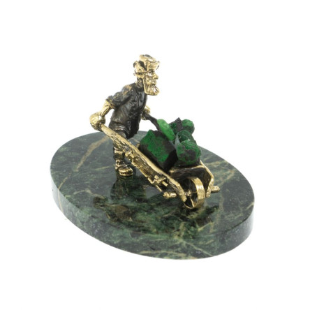 Статуэтка "Старатель с тачкой" из бронзы камень уваровит