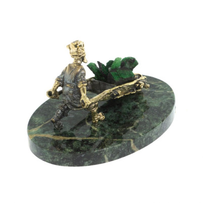 Статуэтка &quot;Старатель с тачкой&quot; из бронзы камень уваровит