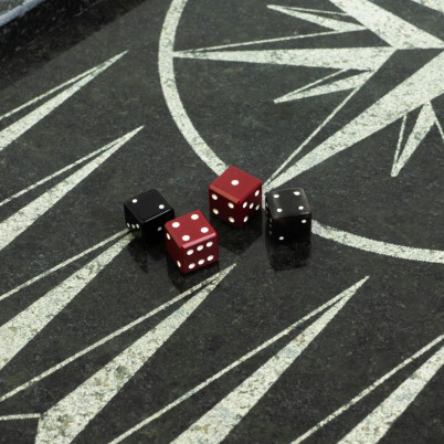 Кубики зарики 1 см красные и черные 4 шт