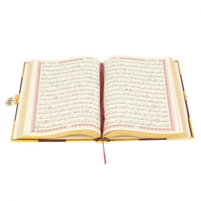 Коран на арабском языке в позолоченном окладе с четками