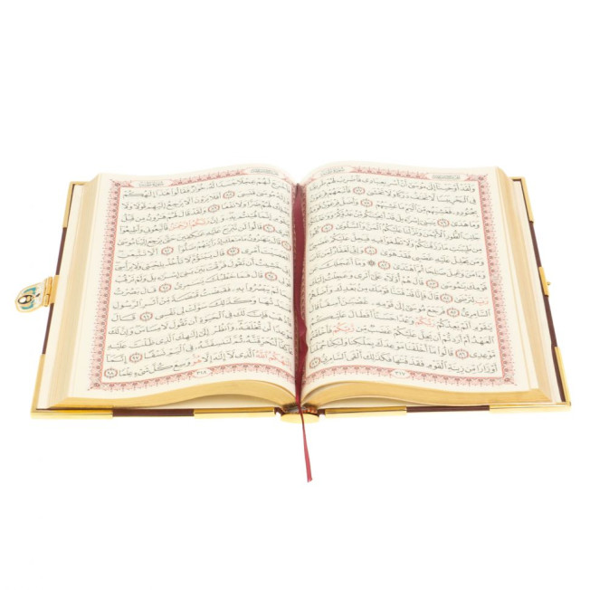 Коран на арабском языке в позолоченном окладе с четками