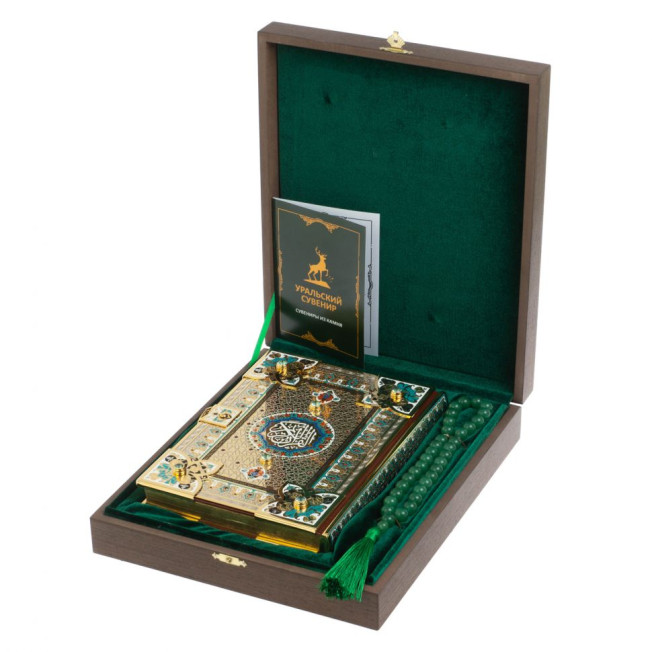 Коран на арабском языке в позолоченном окладе с четками