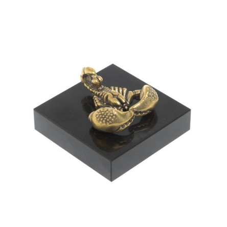 Скорпион из бронзы на подставке из долерита