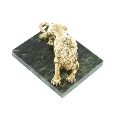 Статуэтка из бронзы &quot;Лев лежит&quot; на подставке из змеевика