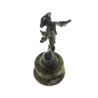Статуэтка из бронзы &quot;Мюнхаузен&quot; на подставке из змеевика