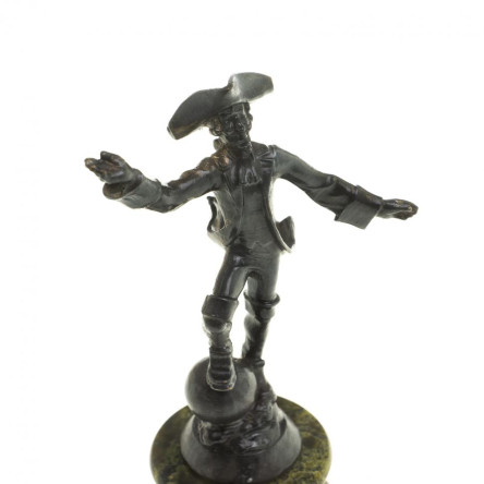 Статуэтка из бронзы "Мюнхаузен" на подставке из змеевика