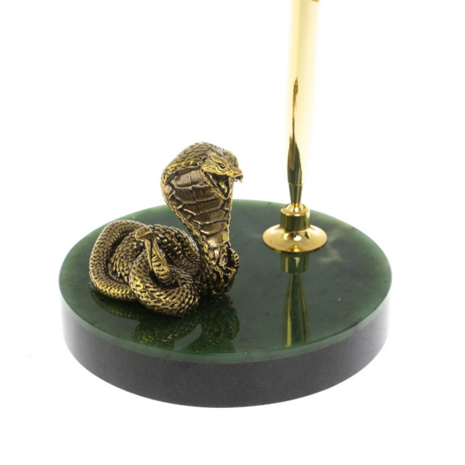 Сувенир &quot;Кобра&quot; с ручкой на нефрите