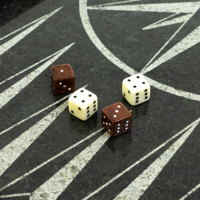 Кубики зарики 1 см белые и коричневые 4 шт