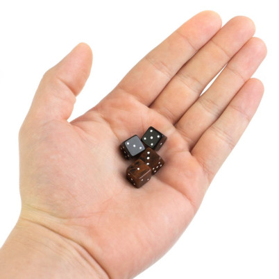 Кубики зарики 1 см коричневые и черные 4 шт