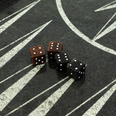 Кубики зарики 1 см коричневые и черные 4 шт