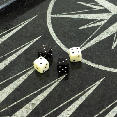 Кубики зарики 1 см черные и белые 4 шт