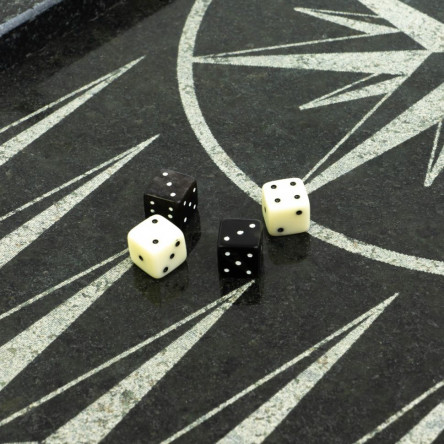 Кубики зарики 1 см черные и белые 4 шт