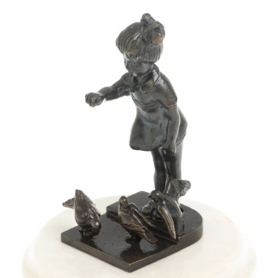 Бронзовая статуэтка &quot;Девочка с голубями&quot; мрамор