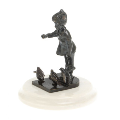 Бронзовая статуэтка &quot;Девочка с голубями&quot; мрамор