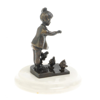 Бронзовая статуэтка &quot;Девочка с голубями&quot; мрамор