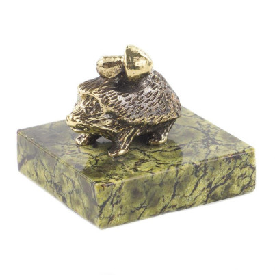 Статуэтка из бронзы на подставке из змеевика &quot;Еж с грибом&quot;