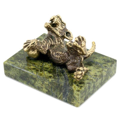 Статуэтка &quot;Тигр с мячом&quot; из бронзы и змеевика