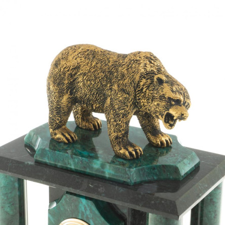 Часы из змеевика с фигуркой из мрамолита "Медведь"