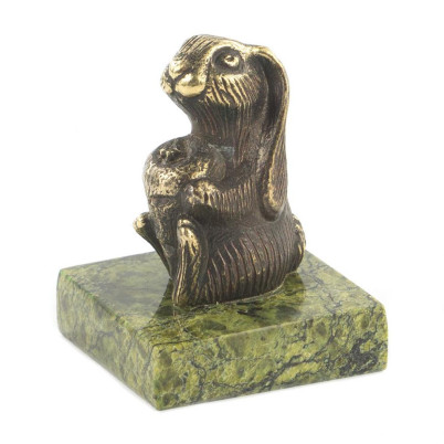 Статуэтка &quot;Заяц с морковкой&quot; из бронзы и змеевика