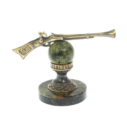 Сувенир "Ружье" на подставке из офиокальцита