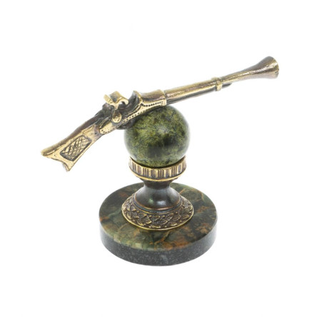 Сувенир "Ружье" на подставке из офиокальцита