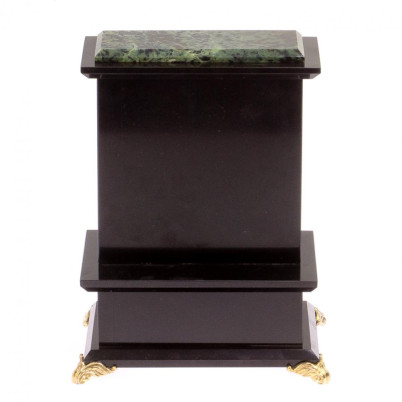 Часы из нефрита с выдвижным ящиком