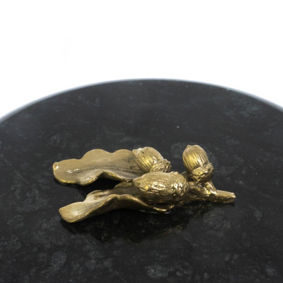 Шкатулка &quot;Желуди&quot; из белого мрамора и змеевика 15х15х8 см