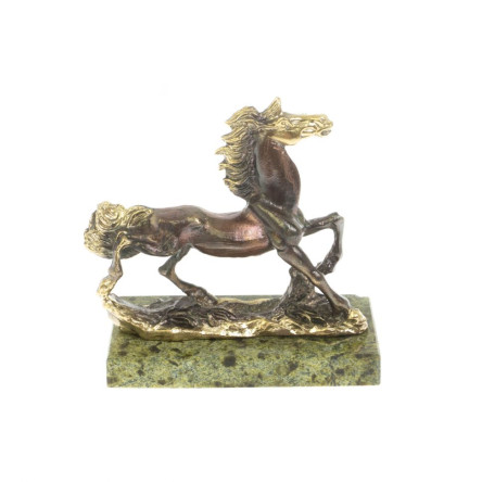 Лошадка из бронзы на подставке из змеевика
