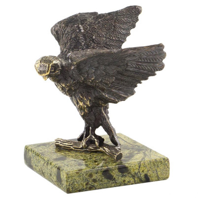 Бронзовая статуэтка &quot;Кречет&quot; на змеевике