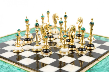 Подарочные шахматы "Царские" камень малахит Златоуст