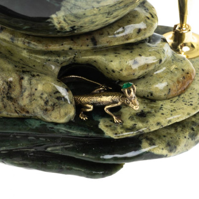 Композиция из змеевика &quot;Ящерица на скале&quot; шар 9,5 см