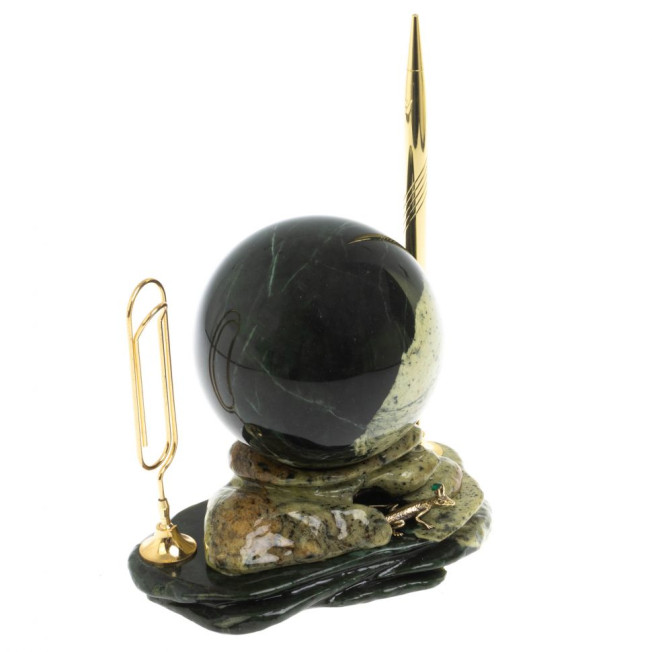 Композиция из змеевика &quot;Ящерица на скале&quot; шар 9,5 см