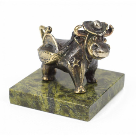 Статуэтка из бронзы и змеевика "Бычок шериф"