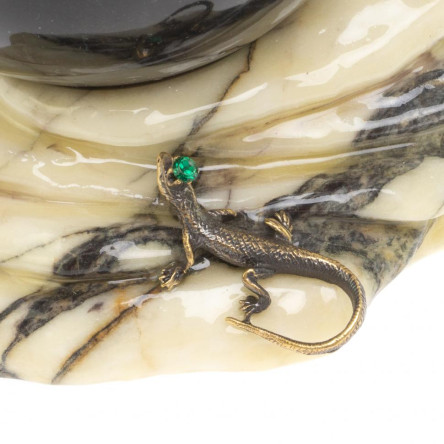 Композиция с шаром "Ящерица на скале" из мрамора 10,5 см