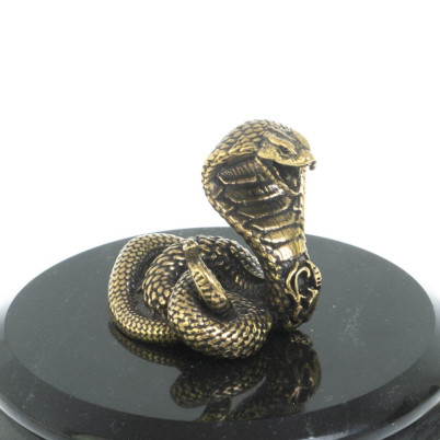 Шкатулка круглая &quot;Кобра&quot; из черного змеевика