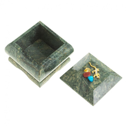 Шкатулка из змеевика с прямой ящерицей 6,5х6,5х6 см