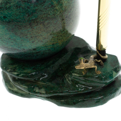 Композиция с шаром &quot;Ящерица на скале&quot; из змеевика