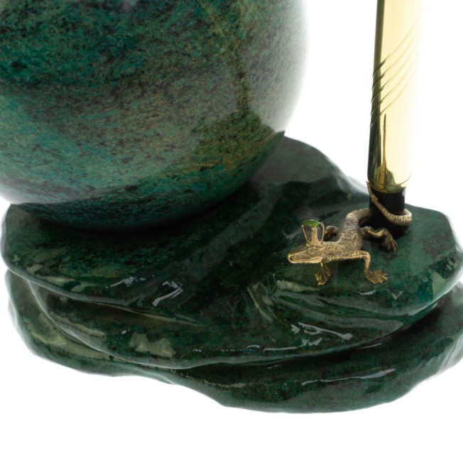 Композиция с шаром &quot;Ящерица на скале&quot; из змеевика