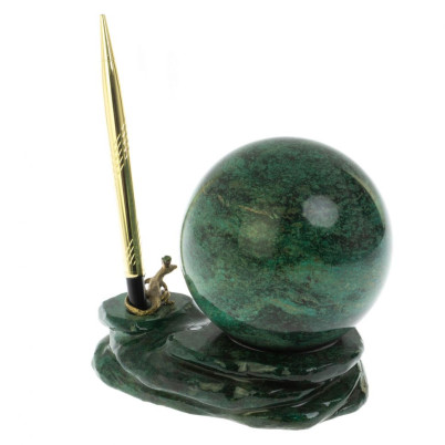 Композиция с шаром &quot;Ящерица на скале&quot; из змеевика