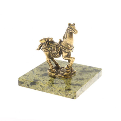Статуэтка &quot;Лошадь с мухой &quot; из змеевика и бронзы 6х6х6 см