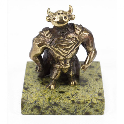 Статуэтка из бронзы &quot;Бык супергерой&quot; на подставке из змеевика