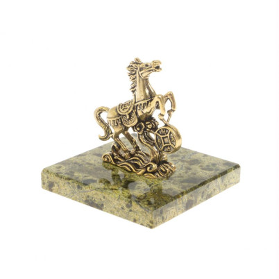 Статуэтка &quot;Конь с монетой &quot; из змеевика и бронзы 6х6х6 см