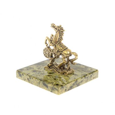 Статуэтка &quot;Конь с монетой &quot; из змеевика и бронзы 6х6х6 см