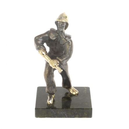 Статуэтка из бронзы "Пожарный"