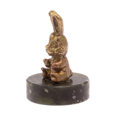 Сувенир &quot;Зайчик сидит&quot; из бронзы на подставке из черного змеевика