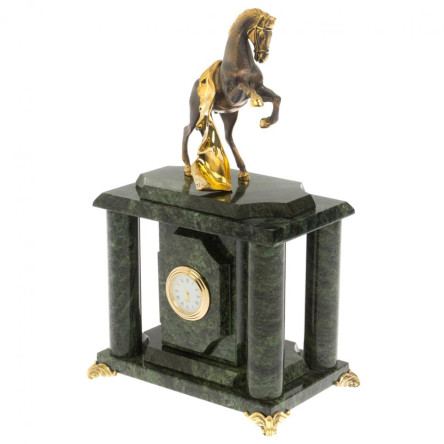 Часы настольные "Конь с попоной" из шабровского змеевика