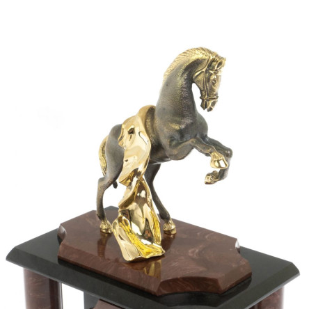 Часы "Конь с попоной" из лемезита